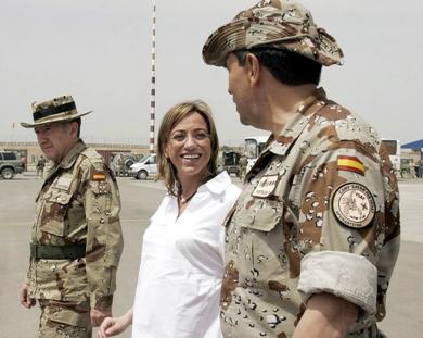 وزيرة الدفاع الأسبانية كارمي تشاكون في افغانستان