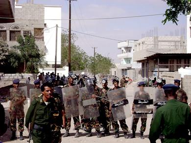 قوات مكافحة الشغب أمام المعتصمين من طلاب كلية التربية بصبر بحوطة لحج