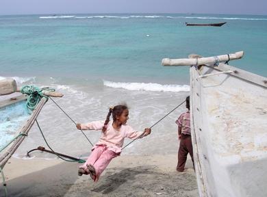 طفلة تتمرجح على شاطئ قلنسية