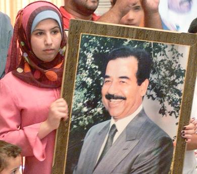 صحيفة الأيام تلميذات يزرن ضريح صدام في عيد ميلاده