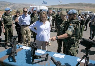 وزيرة الدفاع الاسبانية كارمي تشاكون أثناء تفقدها القوات الاسبانية في لبنان