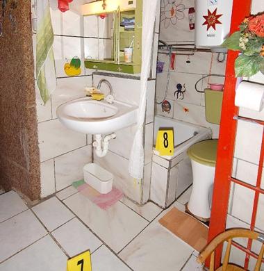 صورة تبين الحمام الذي استخدم للابنه واطفالها