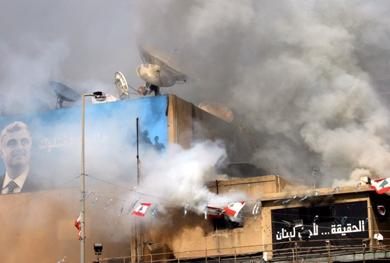 الدخان المتصاعد من استديوهات قناة «المستقبل» في منطقة الروشة ببيروت أمس بعد إضرام النار فيها