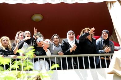 زوجة القتيل محمد خير عبدالناصر سما (الحاملة الصورة) وقريباته أثناء تشييع جنازته في بيروت أمس
