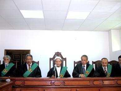 القاضي عصام السماوي يتوسط أعضاء هيئة المحكمة الدستورية العليا