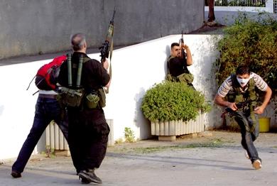 مقاتلون من حركة أمل يطلقون النار خلال قتال عنيف ضد مقاتلي الحزب التقدمي الاشتراكي في منطقة الشويفات الدرزية جنوب بيروت أمس