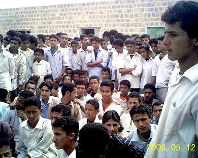 طلاب ثانوية في ردفان خلال اعتصامهم أمس
