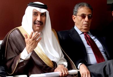 رئيس الوزراء القطري الشيخ حمد بن جاسم بن جبر آل ثاني وبجانبه عمرو موسى