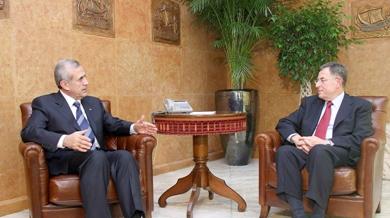 الرئيس اللبناني ميشال سليمان يتحدث مع فؤاد السنيورة