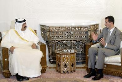 الرئيس السوري بشار الاسد يتحدث مع امير قطر حمد بن خليفة ال ثاني
