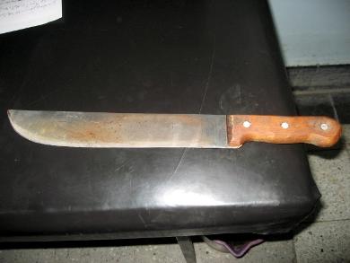 السكين التي هدد بها الطلاب والطالبات في المركز البريطاني
