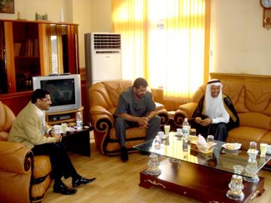 محافظ عدن وأمين عام المجلس المحلي أثناء استقبالهما قنصل المملكة العربية السعودية