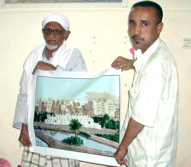 الفنان أحمد محيسون يقدم صورة (شبام) كهدية للمحاضر