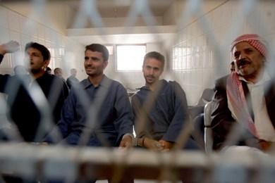 المتهمون من خلية صنعاء يجلسون خلف القضبان في المحكمة أمس