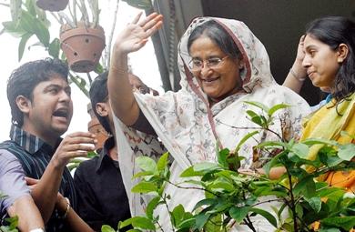 رئيسة الوزراء السابقة في بنغلادش الشيخة حسينة واجد أثناء خروجها من السجن