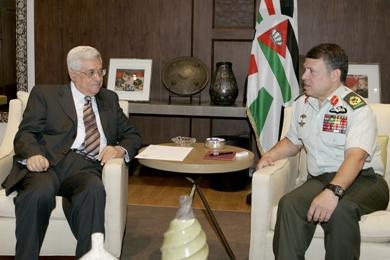 العاهل الاردني الملك عبد الله الثاني يتحدث مع الرئيس الفلسطيني محمود عباس