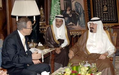 الامين العام للامم المتحدة بان كي مون يتحدث مع العاهل السعودي عبدالله بن عبد العزيز