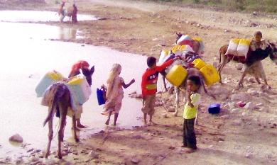 الأطفال يجلبون مياه الامطار