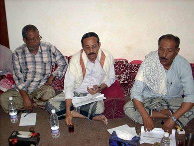 من اليمين: جمعان سالمين بارباع، محمد العيدروس وعوض حيان