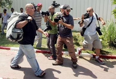 عمري شارون نجل رئيس الوزراء الاسرائيلي السابق ارييل شارون أثناء مغادرته السجن