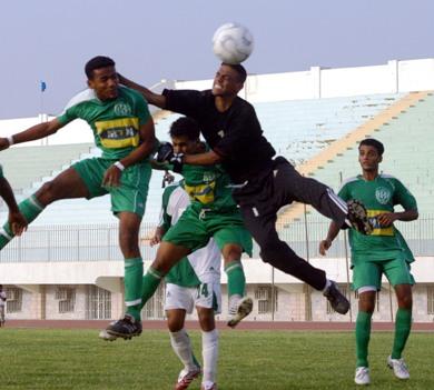 محسن أحمد يضع كرة الهدف الوحيد للوحدة
