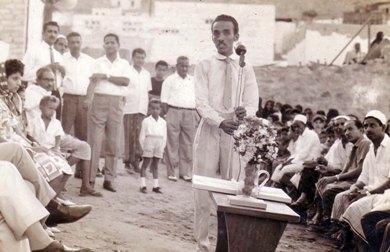عبيد حسين خيالي يلقي كلمة وهو سكرتير الجمعية بمناسبة افتتاح أول دورة لتعليم النساء الخياطة والتطريز في جبل العيدروس عام 1958