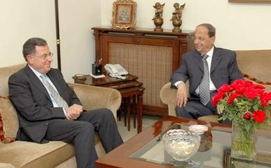 رئيس الوزراء المكلف فؤاد السنيورة يتحدث مع ميشال عون زعيم المعارضة المسيحية