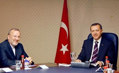وزير الخارجية الايراني منوشهر متكي مع رئيس الوزراء التركي رجب طيب اردوغان