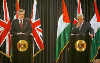 رئيس الوزراء البريطاني جوردن براون في مؤتمر صحفي مشترك مع الرئيس الفلسطيني محمود عباس