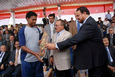رئيس الجمهورية يكرم أبطال الدوري اليمني