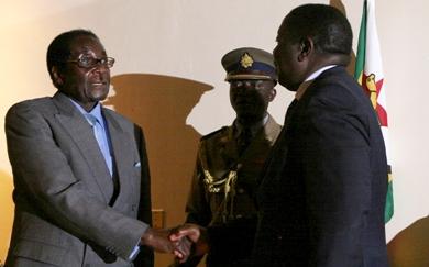 رئيس زيمبابوي روبرت موغابي وزعيم المعارضة مورغان تسفانجيراي