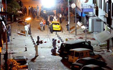 ضباط اتراك يتفحصون موقعي الانفجارين اللذين وقعا في منطقة تجارية في اسطنبول