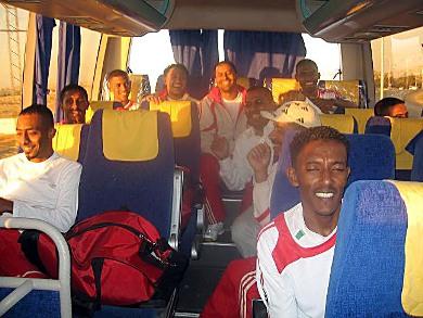 لاعبو شعب حضرموت في إحدى الحافلات السياحية