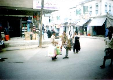 ثلاثة أطفال يبيعون الملابس للمارة وأًصحاب السيارات في أحد الشوارع