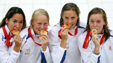 فريق منتخب هولندا للنساء الفائزات ببطولة سباحة 400م تتابع