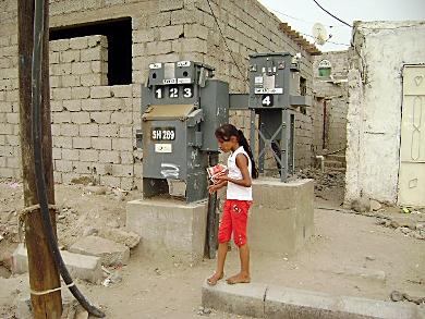 طفلة تمر بالقرب من تحويلة الكهرباء