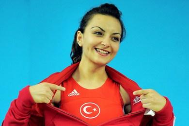 التركية سيبيل أوزكان الحائزة على فضية رفع الأثقال 48كم نساء