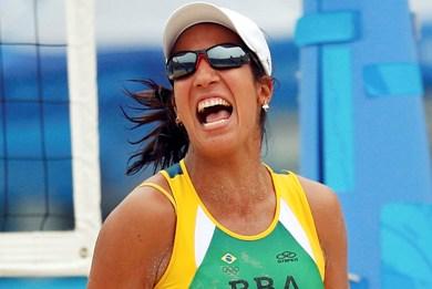 البرازيلية رناتا ربيليو تحتفل بعد الفوز على المكسيك في كرة الطائرة الشاطئية