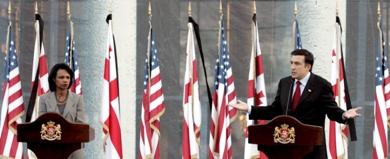 الرئيس الجورجي ووزيرة الخارجية الأميركية في مؤتمرهما الصحفي في تبليسي أمس