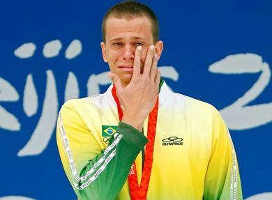 السباح البرازيلي سيزار سييلو  يذرف دموع الفرح أثناء تتويجه بذهبية 50م حرة