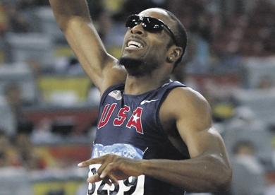 الأميركي أنجلو تايلور بطل سباق 400م حواجز