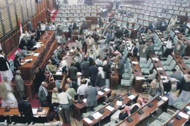 النواب في الجلسة المخصصة لمناقشة التعديلات على قانون الانتخابات وانتخاب اللجنة العليا أمس