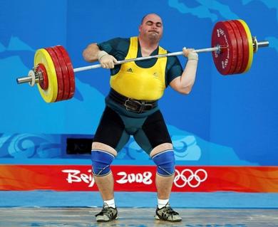 الاسترالي دامون كيلي يفقد تحكمه ببار رفع الأثقال خلال منافسات رفع الأثقال لوزن فوق 105كجم رجال في اولمبياد بكين أمس
