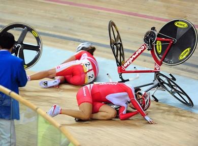 اليابانية استومي وادامي والدنماركية ترين اسكميتد تتألمان بعد تصادمهما خلال منافسات سباق الدراجات  الهوائية (نساء) في اولمبياد بكين أمس الأول
