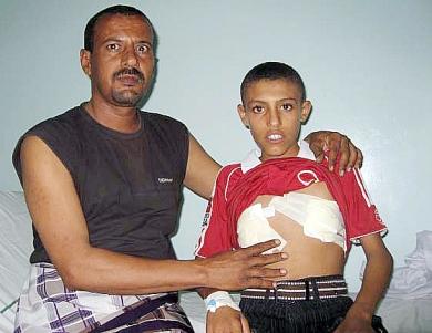 محسن عبدالقوي مع ولده محمد في المستشفى بعد العملية