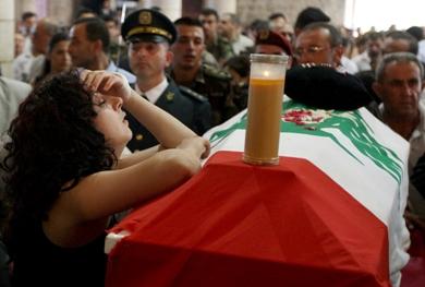 مريم خطيبة الجندي القتيل في حالة حزن