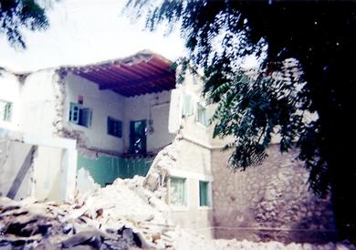 المجمع الحكومي بمدينة جعار وتظهر الصورة مكتب الأشغال بعد التفجير