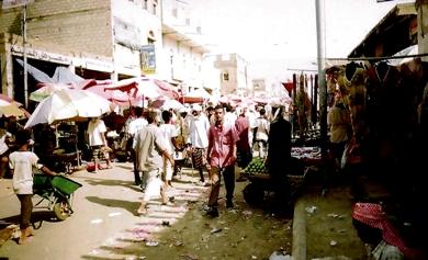 الشارع الرئيسي يتحول الى سوق خضار وفواكه