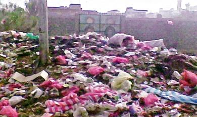 انتشار القمامة أمام المباني السكانية