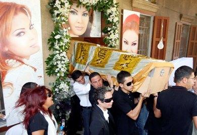 أقارب للمطربة القتيلة يحملون جنازتها في 4 أغسطس ببيروت